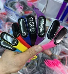 Topdan elektron saatlar